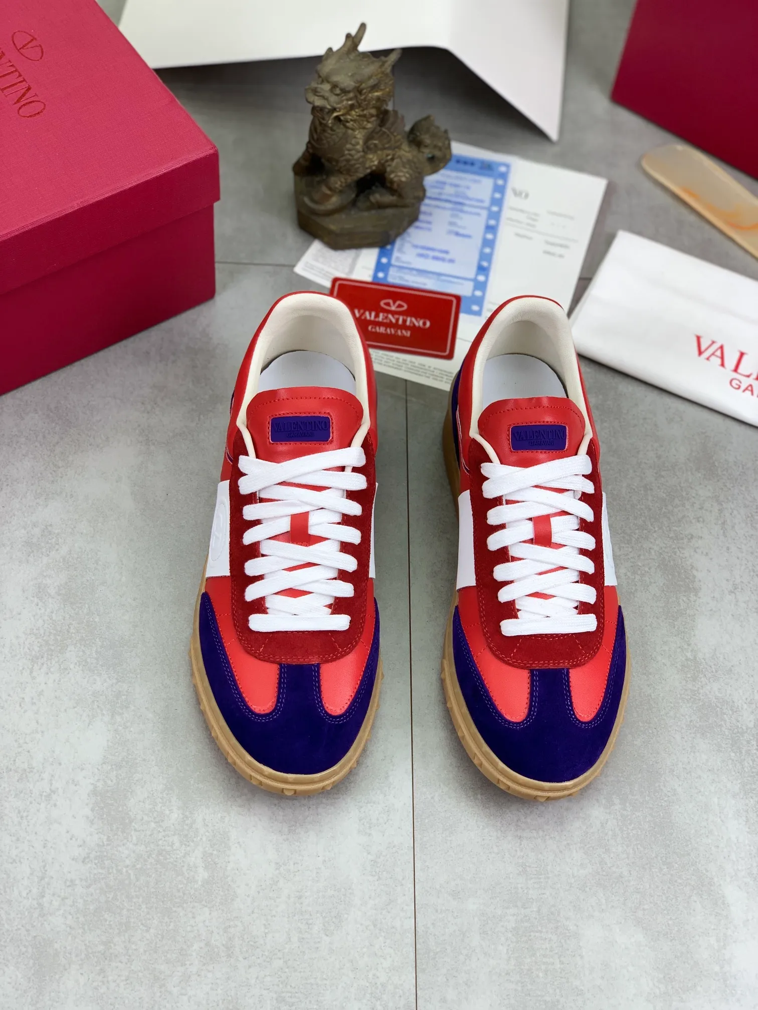 Men's Men's Shoes P520 New Couple Style Valentino Valentino 2025/UPVILLAGE Couple Casual Sports Shoes Moral Training Shoes 🆚Professional high-end, perfect replica, first-class quality, all made of original 1:1 materials, exclusive mold opening! 🎁Full set of high-end packaging at the counter ✔️Fabric: high mercerized cowhide ✔️Outsole: TPU material outsole ✔️Size: female 35-40 male 39-45 (female 41 male 38.46) 🆚All details are customized at 1:1 mold, striving for perfection!